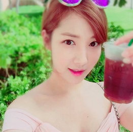 박민영, 꽃미모 자랑 '상큼'…"아찔한 쇄골라인"