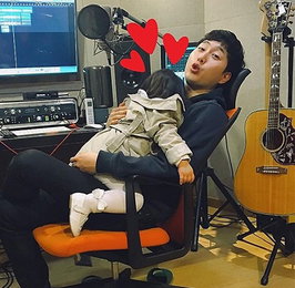 장범준, 작업실 부녀…"어차피 남편은 딸바보"