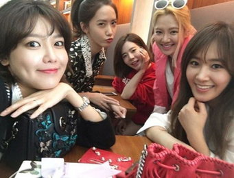 소녀시대, 미녀들의 수다시간…"꽃밭이 따로 없네"