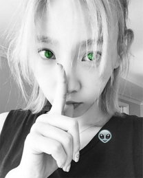 태연, '초록눈의 외계인?' 이색 셀카