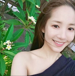 박민영, 어깨 드러낸 안부 셀카 '이 미모 국보급'