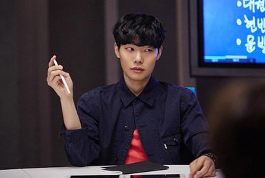 류준열, '운빨' 비하인드컷…"팬을 쥔 섬섬옥수"