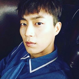 윤두준, 힘든 월요병도 이겨내게 해주는 '꽃미모 셀카'