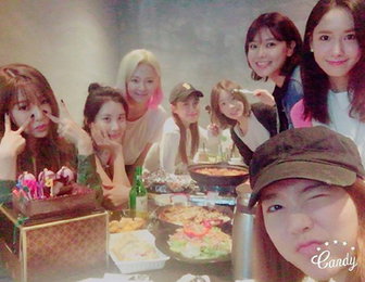 윤아·써니 생일 파티 포착.."소녀시대 완전체 회동"
