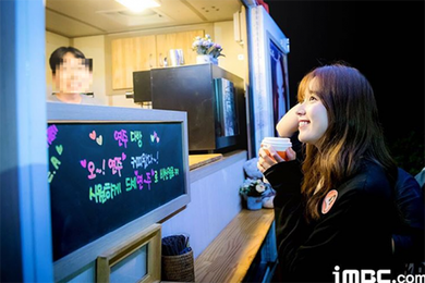 '더블유' 한효주, 팬들이 보낸 간식차 인증 '러블리 미소'
