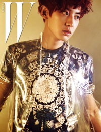 엑소 찬열, 시들지 않는 꽃…"비닐 재킷 입어도 잘생김"