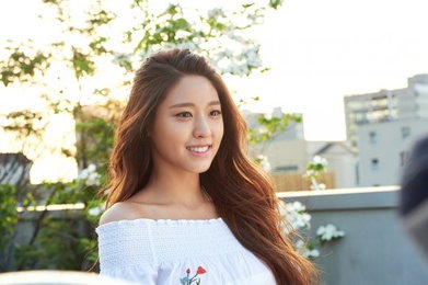 설현, 눈빛 하나로 시선 싹쓸이…심쿵+자체발광