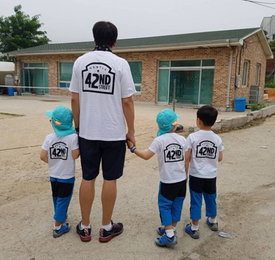 "폭풍성장 삼둥이" 대한민국만세, 아빠 허리 훌쩍 넘은 키