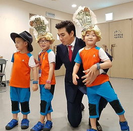 삼둥이, 뮤지컬 나들이…"아빠 응원왔어요"