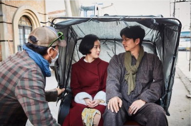 '밀정' 한지민x공유, 심쿵 눈빛교환 비하인드컷..'달달해'