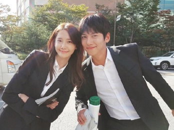 지창욱♥윤아, 다정한 모습… '더케이투'의 환상 케미