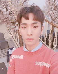 '혼술' 키, 핑크핑크한 셀카 '필터 뭐 쓰니?'
