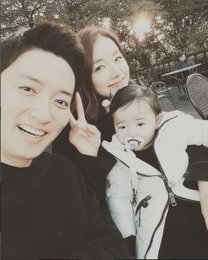 소이현, 행복한 가족사진 공개 "아빠반 엄마반 볼수록 신기하네"