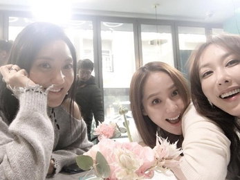 S.E.S. 컴백 앞두고 화사한 단체 셀카 "이제 얼마 안 남았다"