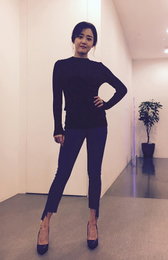 배우 문근영, 롱다리 각선미…"이 사진, 사기컷"