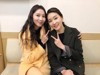 오윤아X박진희, 우아한 원숙미 뽐내…"우리는 절친"
