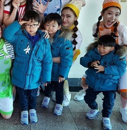 송일국, 대한민국만세 근황 공개…"훌쩍 자란 삼둥이"