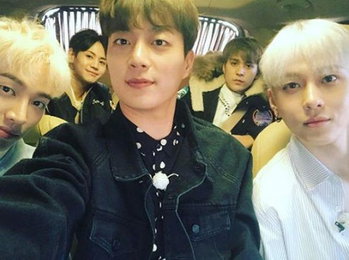 윤두준, 단체 사진 공개…"윤용양이손 완전체 스케줄?"