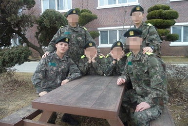 여전히 훈훈…김준수, 훈련소 동기들과 늠름한 미소
