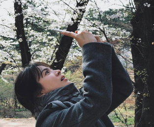 송혜교, 화보같은 사진 공개…"벚꽃놀이중"