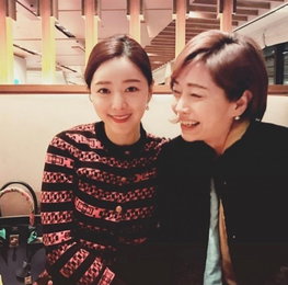 홍수아 "엄마와 함께"…최강 동안 母 공개