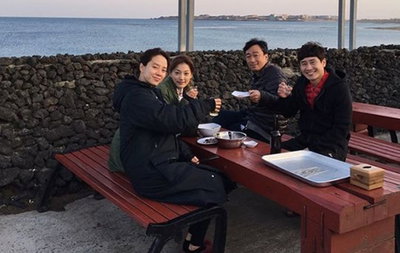 송지효X신하균X이성민, 제주도의 일상 "배우들의 회식"