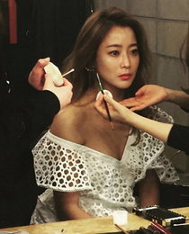 올해 41살이라는 것을 잊게 만드는 김희선의 사진 한 장