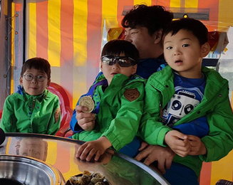 송일국X삼둥이, 다정한 부자…"아빠, 오늘도 파이팅"
