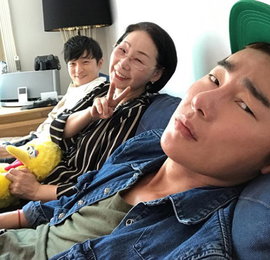 허지웅, ‘미우새’ 하차 후 엄마·동생과 함께…"반가운 가족"