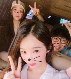강민경, 고양이처럼 귀엽게 브이…"우리 어디 가게요?"