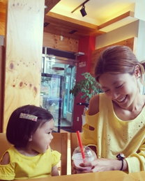이윤지, 귀요미 딸과 커플룩…"넌 나의 행복"