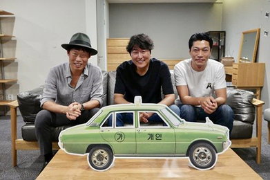 '택시운전사', 800만 관객 돌파...송강호X유해진X최귀화 인증샷 공개