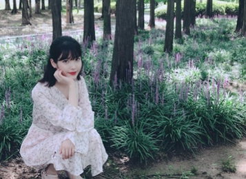아이유, 청순 미모 과시..."숲속의 요정""