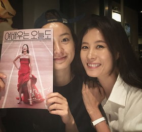 정유미X문소리, 다정한 선후배 "존경합니다"