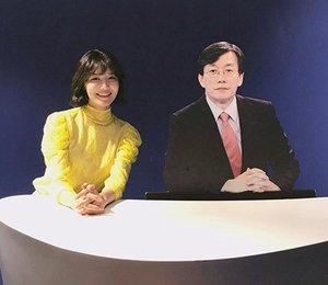 최수영, 손석희 판넬과 유쾌한 투샷…"러블리 미소 장착"