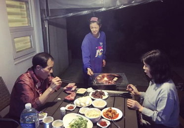 이선빈, 고기굽는 착한 딸 인증…"첫 가족여행"