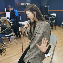 수지, 생기발랄 매력…"노래 부르는척"