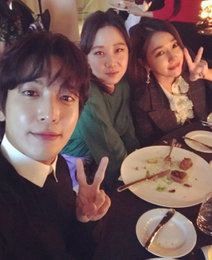 정용화, 공효진·이민정과 반가움의 V…"미녀와 미남"