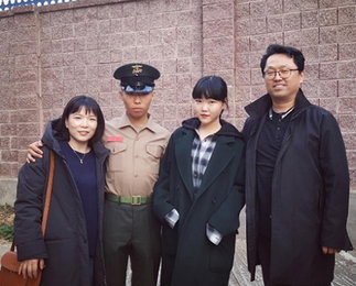 악동뮤지션 이수현, 해병 이찬혁 수료식 근황공개…"7주만에 딴 사람이"