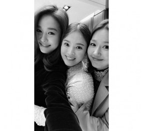 송혜교, 이진x옥주현과 우정샷…"20년 절친, 사랑해"