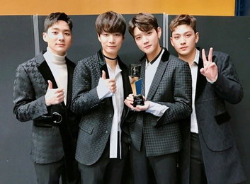 뉴이스트W "러브, 언제나 소중한 우리의 베스트…고마워"