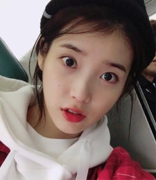 아이유, 홍콩行 인증샷…"아침에도 과즙미 뿜뿜"