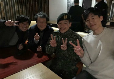 '기억의 밤' 팀, 강하늘 깜짝 면회…"씩씩하게 군 복무 중"