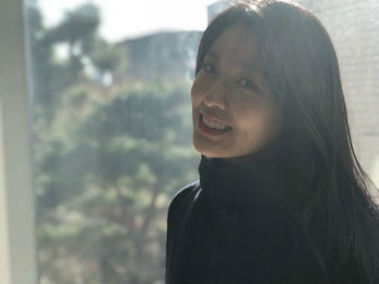 설현, 눈부신 청순 미모…"미소가 아름다워"