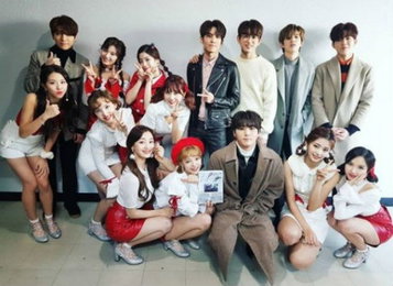 GOT7 진영·DAY6·트와이스… JYP 꽃밭 인증샷 '훈훈'