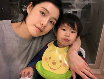 가희, 붕어빵 아들과 행복…"오늘은 좀 닮았어"