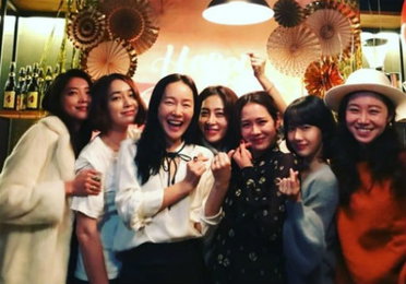 절친 여배우, 손예진 생일축하 파티…"이건, 시상식급"