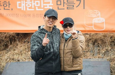 김혜수, 션과 함께 '지게 지고' 연탄 봉사…"마음도 예쁜 분