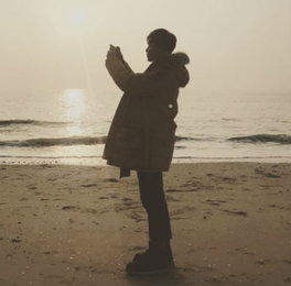 윤두준, 바다로 완성된 분위기 미남…"한파 조심"