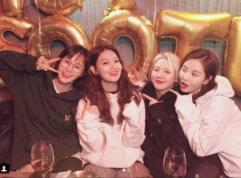 수영, 소녀시대와 즐거운 생일파티…"내사랑들과♥"